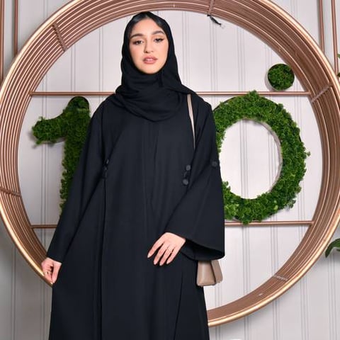 عباية سوداء بطقطق  مع كسرات مزينة بأزرار على الأكمام  والجهه الأمامية والخلفية