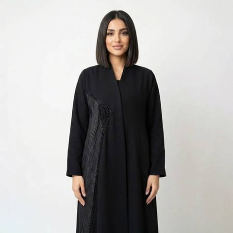 عباية باللون الأسود  بتداخل جاكار وشك راقٍ