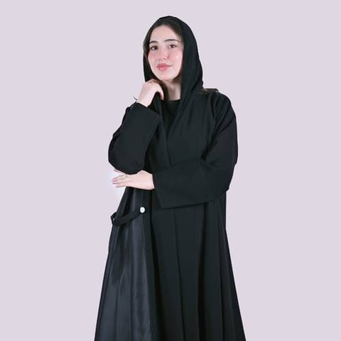 عباية لف سوداء تصميم أنيق بلمسة مختلفة بتداخل الجاكار المنقش بتفصيل جانبي