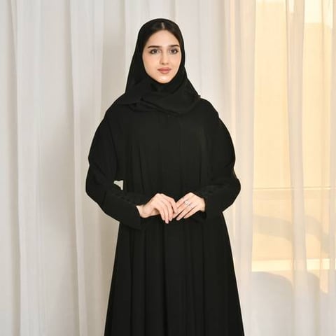 عباية سوداء ربع كلوش مغلقة بطقطق بأكمام مزينة بأزرار اغلاق 