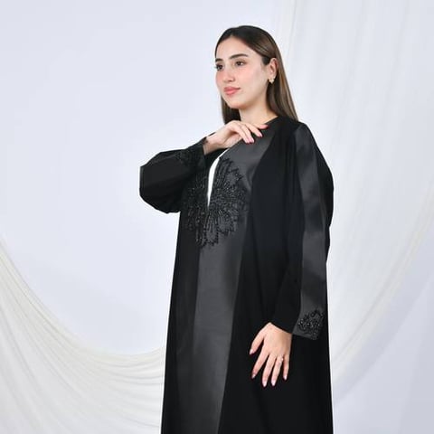 عباية فاخرة بشك يدوي أنيق بتفاصيل زهريّة على الصدر والأكمام