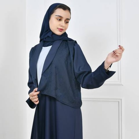 عباية بناتية بليزر باللون الكحلي بياقة متموجة مع سديري منفصل بقماش الجاكار 