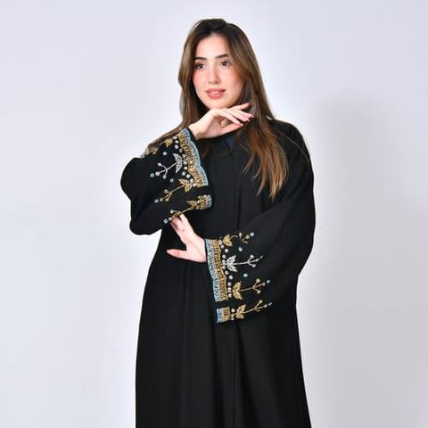 عباية سوداء بقصة انسيابية بكم واسع مزين بشك
