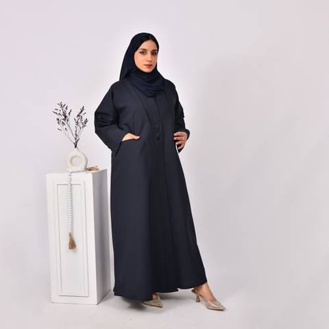عباية باللون الكحلي الداكن تصميم بليزر بكتفايات مغلقة بأزرار وجيوب  