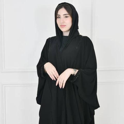 عباية لف سوداء بقصة فراشة بأكمام بف مزينة بشك 