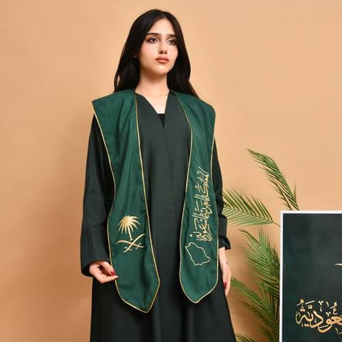 وشاح بتطريز شعار السعودية والخريطة باللون الذهبي الزاهي مع قيطان على الحواف 