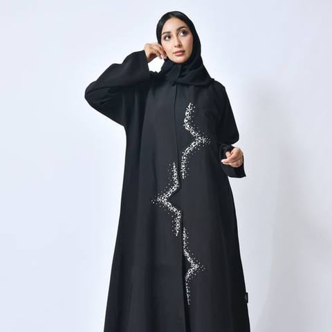 عباية لف سوداء بحواف غير مستوية مزينة بكريستال ابيض نجمي