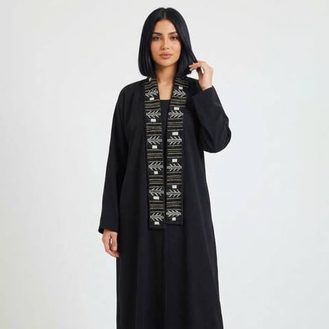 عباية لف سوداء بتطريز و شك على الياقة 