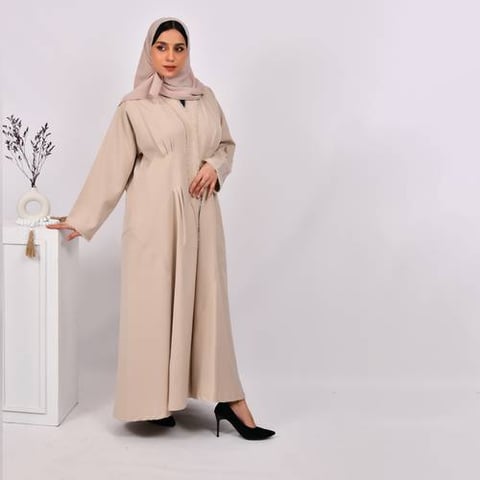 عباية لف باللون البيج بشراشيب  على اطراف العباية والاكمام و كسرات امامية وخلفية ناعمه