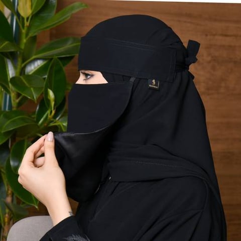 نقاب قصير مع بطانة حرير بمطاط واحد ورباط اغلاق بلوقو