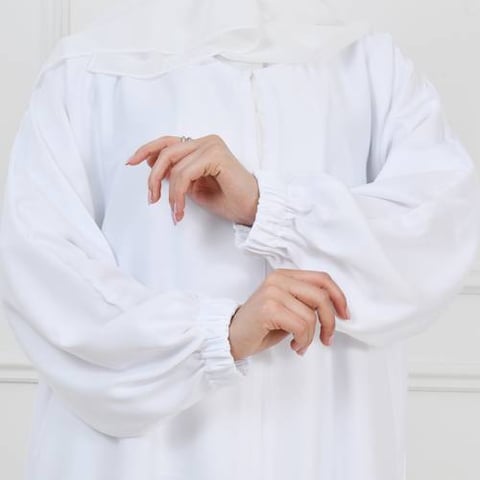 عباية الحج مغلقة بطقطق واكمام مزمومة مع بدلة طقم 