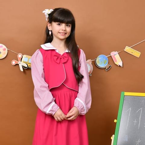 مريول حنين فوشي : تصميم أنيق بأكمام كاروهات مع سدري منفصل مزين بفيونكة 