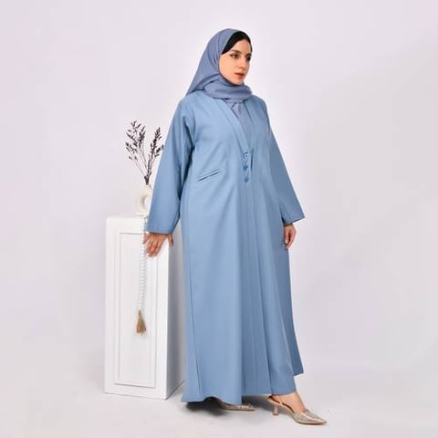 عباية باللون الازرق تصميم بليزر بكتفايات مغلقة بأزرار وجيوب  