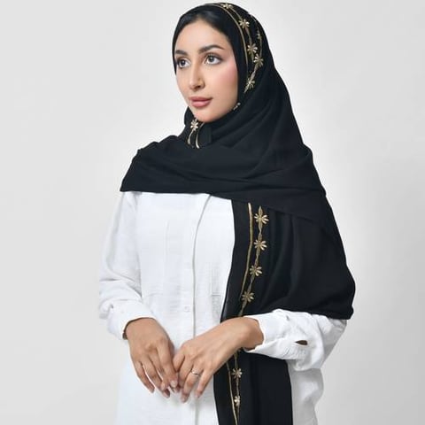 طرحة سوداء بتطريز ذهبي زاهي