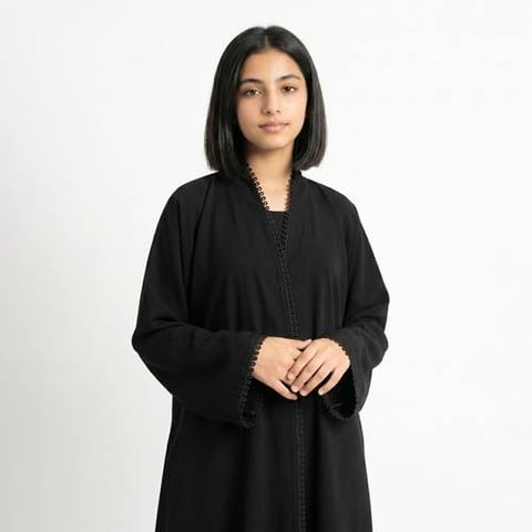 عباية لف بناتية سوداء مزينة بكلفة على الحواف
