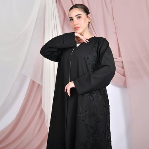 عباية سوداء ربع كلوش مغلقة بطقطق مزينة بتطريز خيوط الاورقانزا مزين بشك