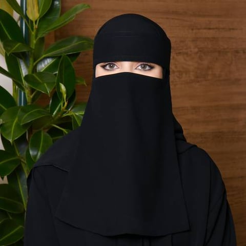 نقاب طويل بمطاط واحد مائل وربطة إغلاق بلوقو