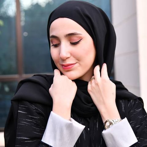 طرحة سوداء مع قبعة قطنية مطاطة مريحة 