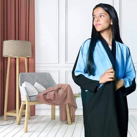عباية لف بناتية مع تناصف الأسود مع الأزرق الفاتح
