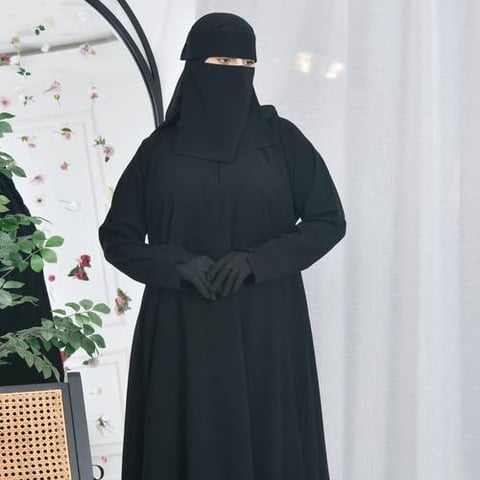 عباية كتف سادة مغلقة بطقطق من الاعلى