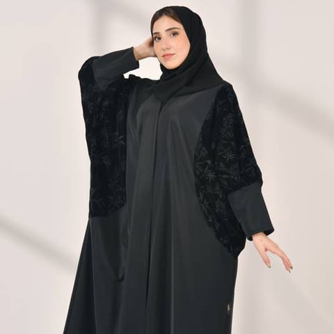 عباية لف شتوية من قماش الجلد المبطن بفرو والمخمل المنقوش بقصة واسعه واكمام ضيقة 