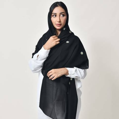 طرحة سوداء مزينة بتطريز ورود بيضاء متفرقة