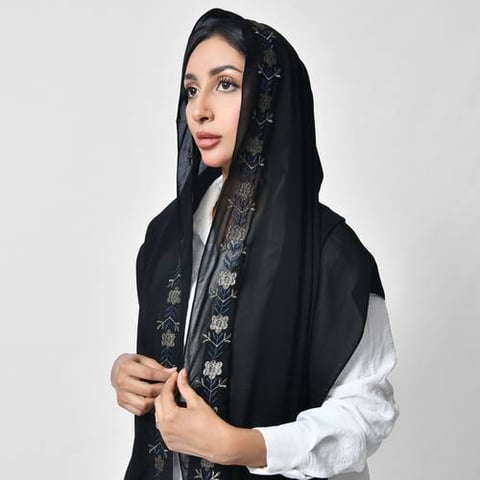 طرحة سوداء بتطريز أنيق بالذهبي الزاهي والكحلي