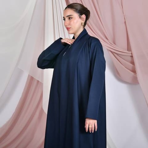 عباية ربع كلوش صيفية باللون الكحلي بكسرة من الخلف مزينة بزر