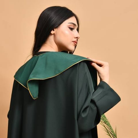وشاح بتطريز شعار السعودية والخريطة باللون الذهبي الزاهي مع قيطان على الحواف 