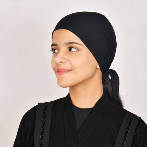 قبعة تحت الحجاب مع ربطة بقماش الأسود السادة بحافة مستوية 