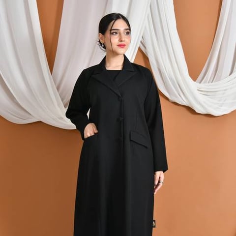 عباية سُمُوّ | بليزر مغلقة بطقطق جانبي مزين بأزار مع جيوب جانبية