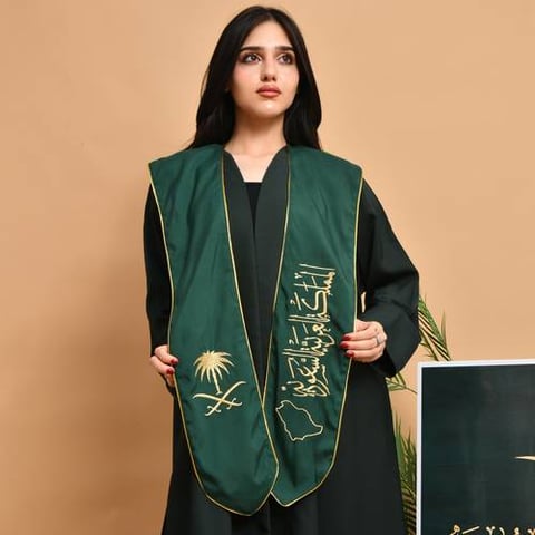 وشاح بتطريز شعار السعودية والخريطة باللون الذهبي الزاهي مع قيطان على الحواف 