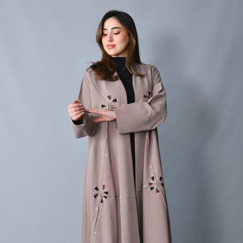 عباية بتصميم ناعم وانسيابي مزينة بتطريز -بيج