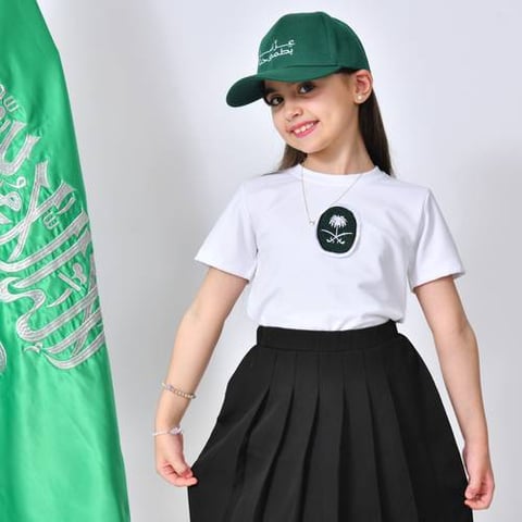 تيشيرت ابيض بتطريز شعار بصمة السيفين والنخلة (للأولاد والبنات)