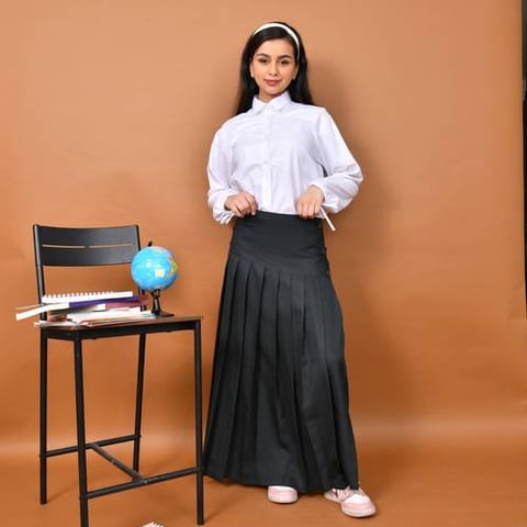 تنورة مدرسية تصميم عصري بكسرات وخط خصر مائل مزينة بأزرار من الجوانب  (زيتي)