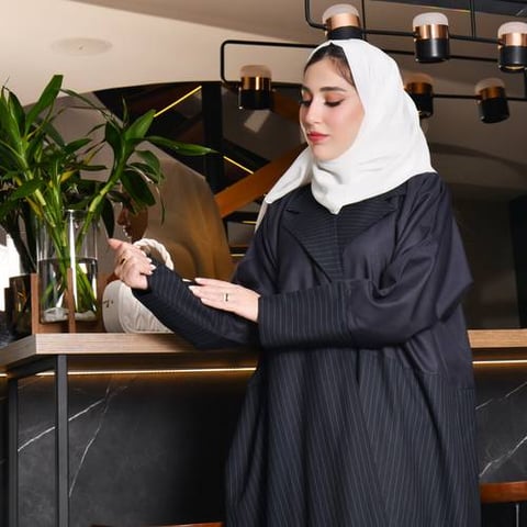 عباية بليزر لف كحلية بنصف مقلم ابيض 