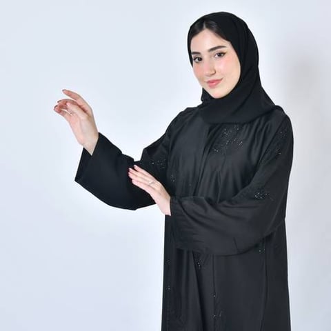 عباية لف سوداء بتطريز ورقي على كامل القماش مزين بفصوص سوداء براقة 