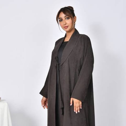 عباية باللون البني ربع كلوش بياقة مزينة بربطة اغلاق