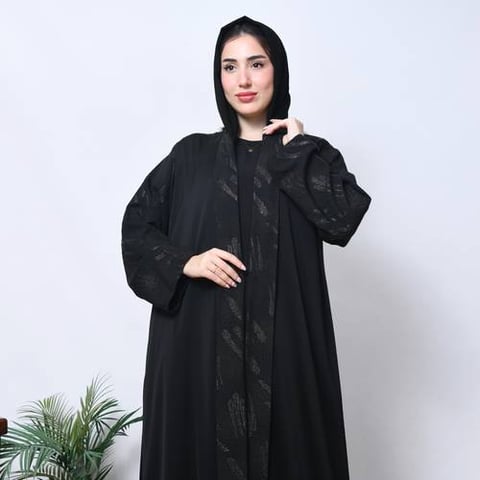 عباية لف سوداء بقماش صيفي مع تداخل قماش الاورقانزا على اطراف العباية والاكمام