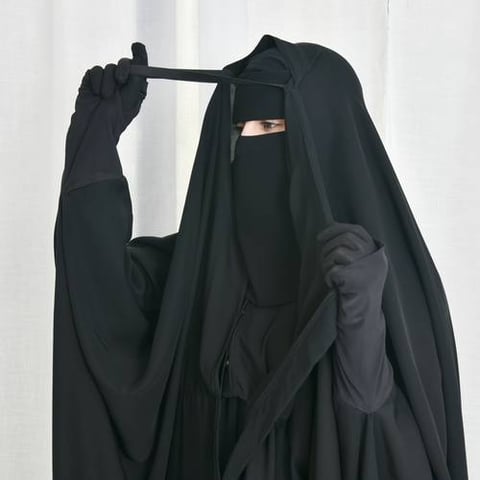 عباية راس سديري مغلقة بطقطق بأكمام ضيقة ستريش