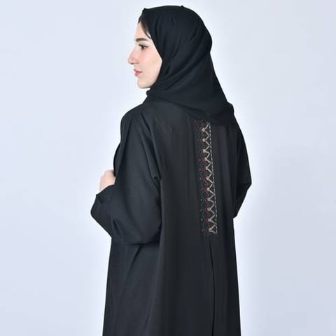 عباية لف سوداء بليزر تتميز بتطريز وكسرة من الخلف 