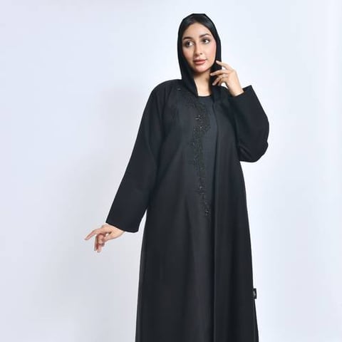 عباية لف سوداء بشك على جانب العباية