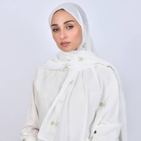 طرحة بيضاء بشعار السيفين والنخلة الذهبي