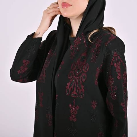 عباية لف باللون الأسود العميق بتصميم راقٍ بنقشة بارزة باللون العنابي