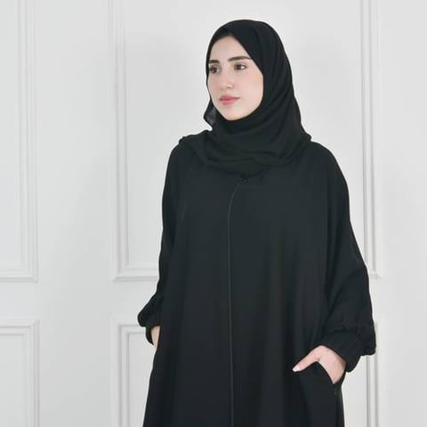 عباية سوداء مغلقة بسحاب واكمام ضيقة بكسرات مع جيوب مخفية تغلق بسحاب 