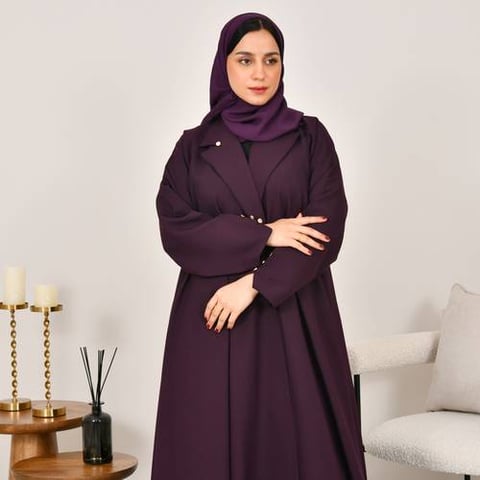 عباية بقصة رسمية كلوش بااللون الارجواني مزينة بأزرار ذهبية