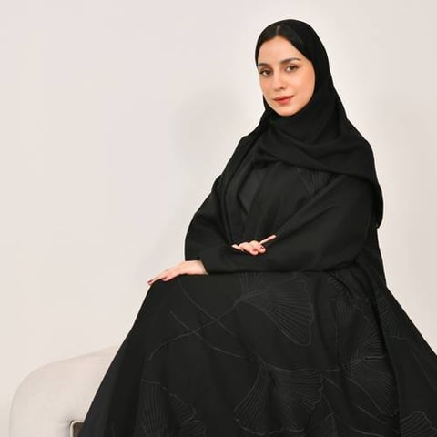 عباية لف كلوش بتطريز اسود انيق على كامل العباية