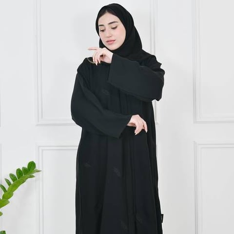 عباية سوداء مغلقة بطقطق مزينة بتطريز لماع على شكل ريشة 