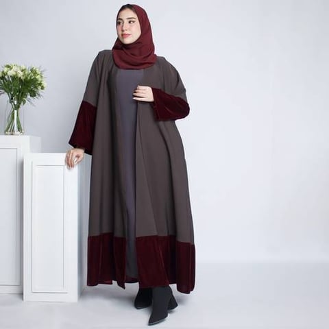 عباية لف باللون الرمادي مع تداخل المخمل العنابي اسفل العباية والاكمام 