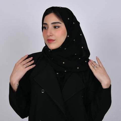 طرحه  حرير بلون اسود  و زهور ذهبيه  صغيره متفرقة  